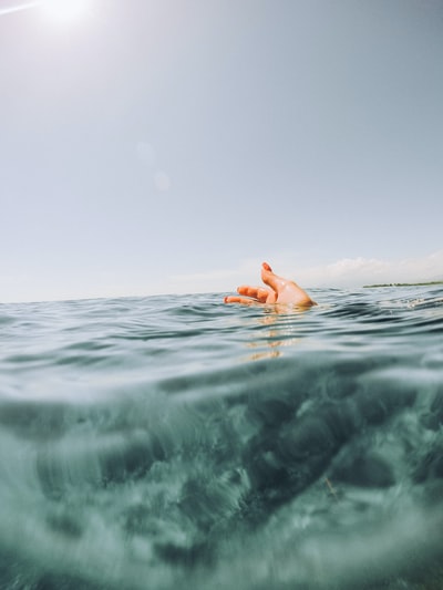 The hand of the day in the water
